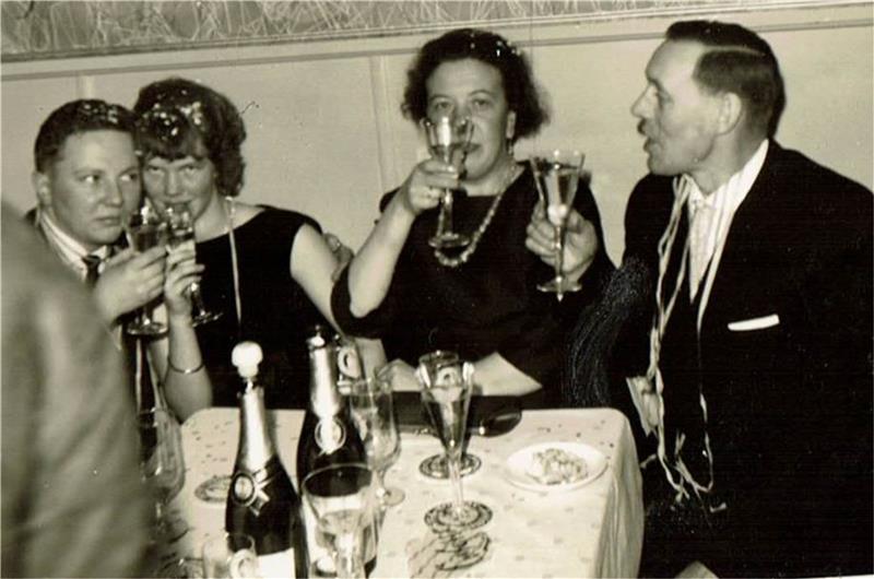 Das Bild zeigt eine Silvesterfeier in der „Gröpernschänke“: Roswitha Rücker (2. v. li.) stößt mit ihrem Mann und ihren Eltern an.  Foto: Privat