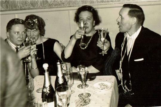 Das Bild zeigt eine Silvesterfeier in der „Gröpernschänke“: Roswitha Rücker (2. v. li.) stößt mit ihrem Mann und ihren Eltern an.  Foto: Privat