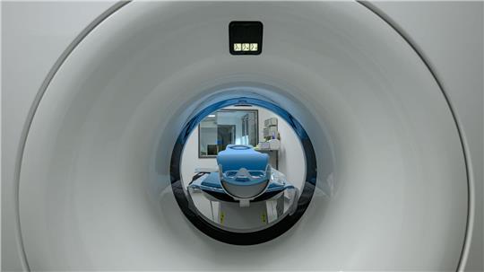 Das Bild zeigt einen Computertomographen.
