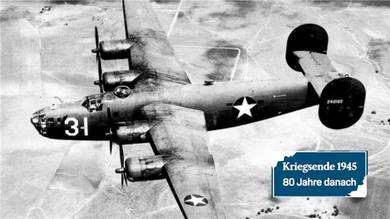 Bombentreffer auf Vienenburger Bahnhof und schützende Hausbesetzer Das Bild zeigt einen Langstreckenbomber vom Typ Consolidated B-24 Liberaler, den die Alliierten im Weltkrieg einsetzten.