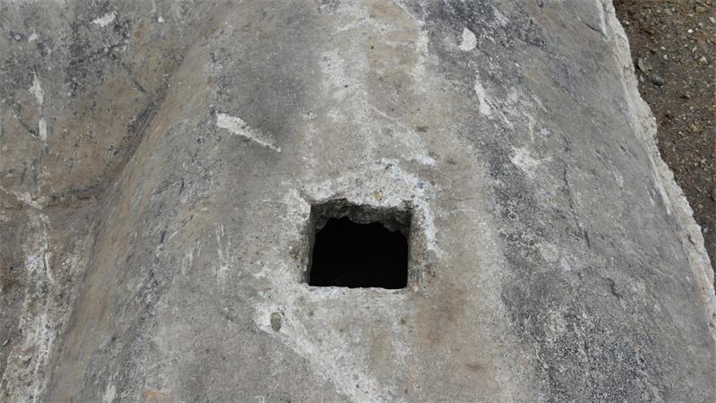 Relikt aus dem Weltkrieg: 20 Meter langer Deckungsgraben in Quedlinburg Blick auf eine Betonkonstruktion, einen Luftschutzbunker. Zu sehen ist eine Öffnung, die als Lüftungsschacht diente.