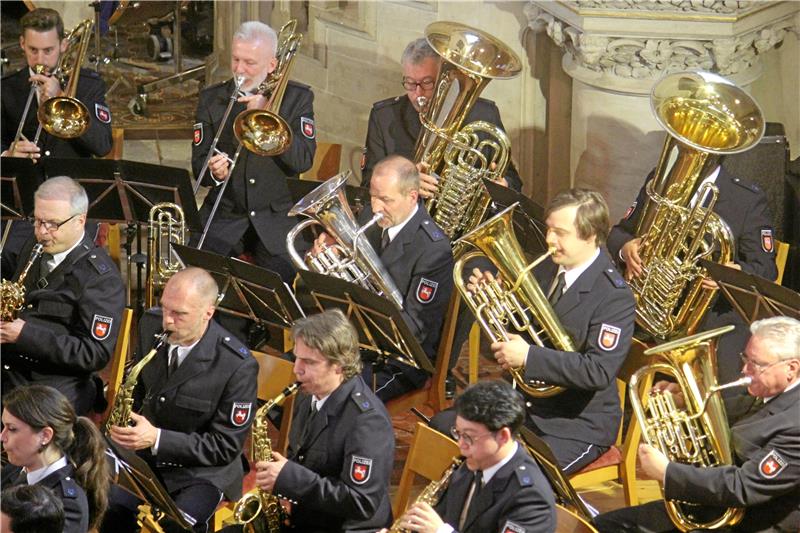 Polizeiorchester Niedersachsen spielt in der Lutherkirche groß auf Das Blasorchester aus Hannover wird von Propst Jens Höfel und Harzburgs Polizeichef Torsten Ahrens in der Lutherkirche begrüßt. Foto: Nachtweyh