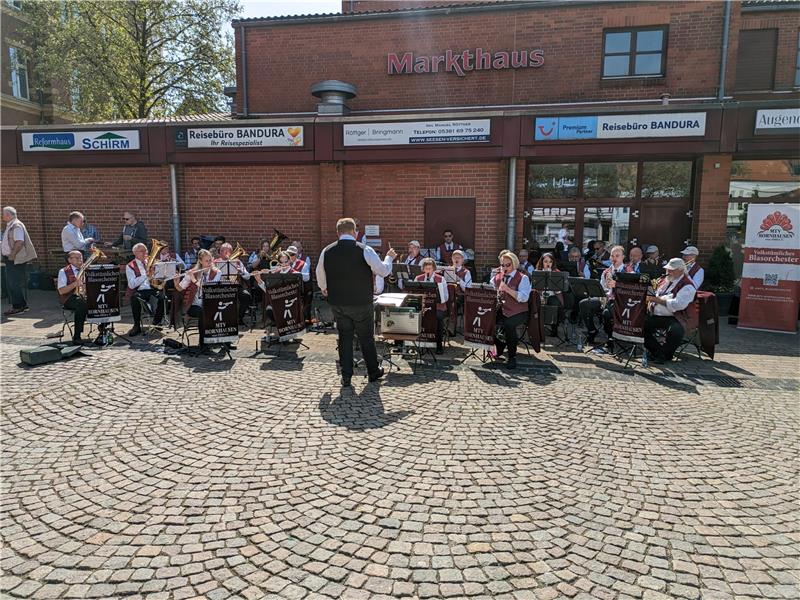 Das Blasorchesters des MTV Bornhausen begleitete die Maireden in Seesen. Foto: Raksch