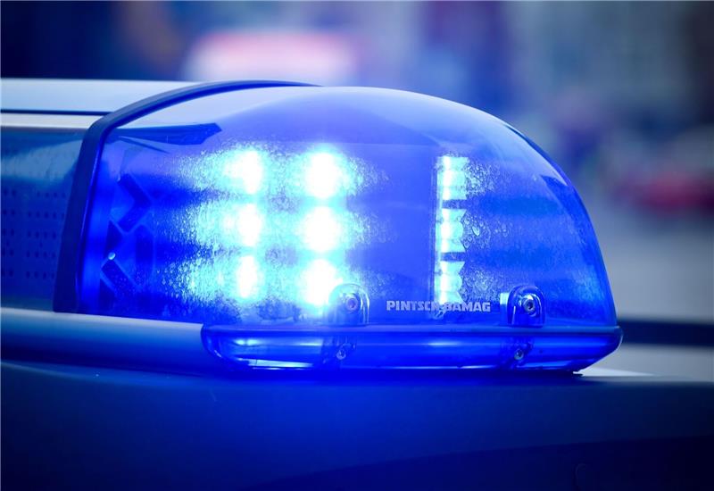 Motorrollerfahrer stirbt bei Unfall nahe Duderstadt Das Blaulicht an einem Polizeiauto leuchtet.
