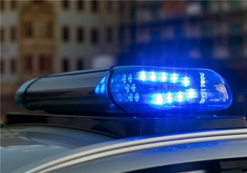 Das Blaulicht auf einem Fahrzeug der Polizei leuchtet im Dunklen.