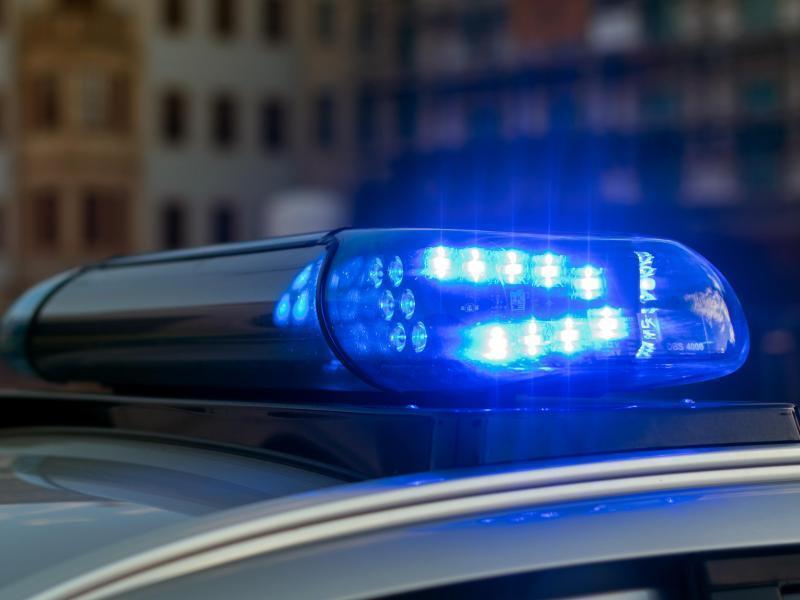 Das Blaulicht auf einem Fahrzeug der Polizei leuchtet in der Dunkelheit. Foto: Monika Skolimowska/dpa-Zentralbild/dpa/Symbolbild