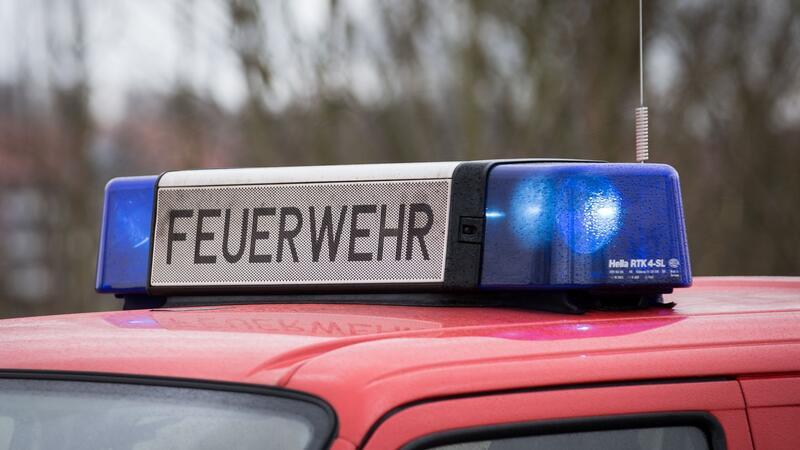 Mann stirbt an Verbrennungen nach Feuer in Trocknungswerk Das Blaulicht eines Feuerwehrautos leuchtet an einem Einsatzort.
