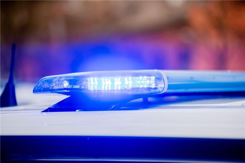 Schlägerei vor Musikschule und gestohlene Hühner Das Blaulicht eines Polizeifahrzeuges leuchtet.