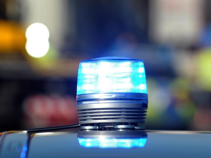 A7 nach Sattelzug-Unfall am Donnerstagabend stundenlang gesperrt Das Blaulicht eines Streifenwagens der Polizei leuchtet. Foto: Stefan Puchner/dpa/Symbolbild