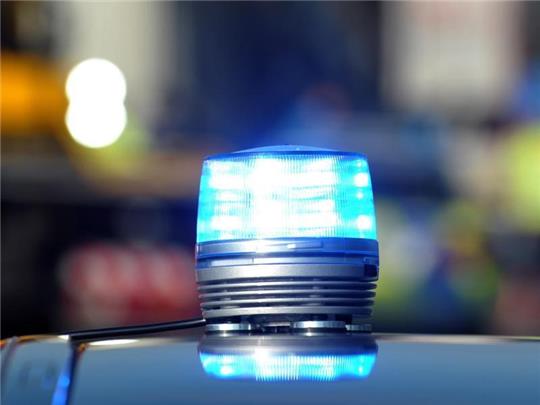 Das Blaulicht eines Streifenwagens der Polizei leuchtet. Foto: Stefan Puchner/dpa/Symbolbild