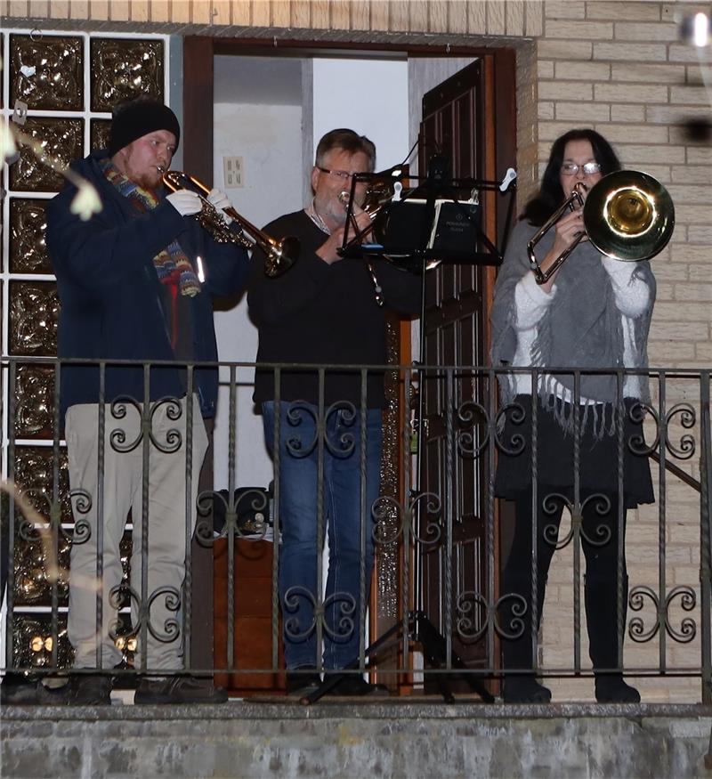 Neuwallmoden lässt es am Neujahrsabend krachen Das Blechbläser-Trio um Dr. Gerhard Großer erfreut im Neiletal mit festlichen Melodien, bevor das Feuerwerk beginnt. Foto: Neuendorf