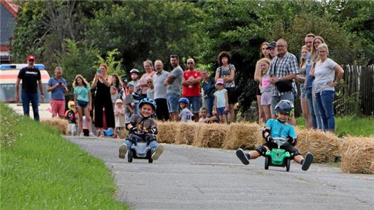 Bobbycar-Rennen mit Kindern und Erwachsenen.