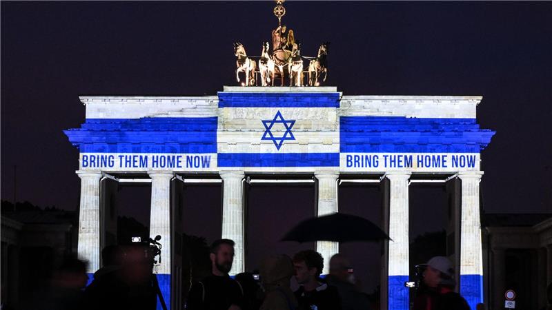 Das Brandenburger Tor ist in den Farben der israelischen Flagge angestrahlt. 