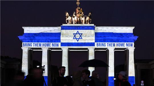 Das Brandenburger Tor ist in den Farben der israelischen Flagge angestrahlt. 