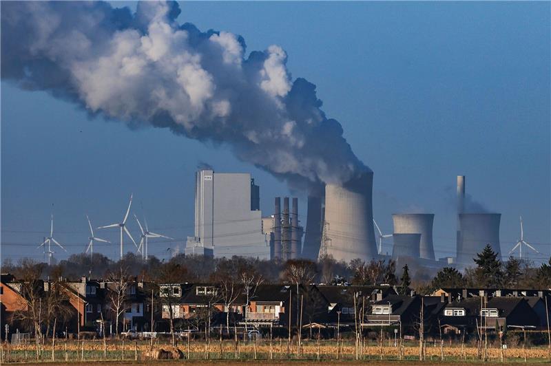 Das Braunkohlekraftwerk Neurath. Im Vordergrund der Pulheimer Ortsteil Sinnersdorf.