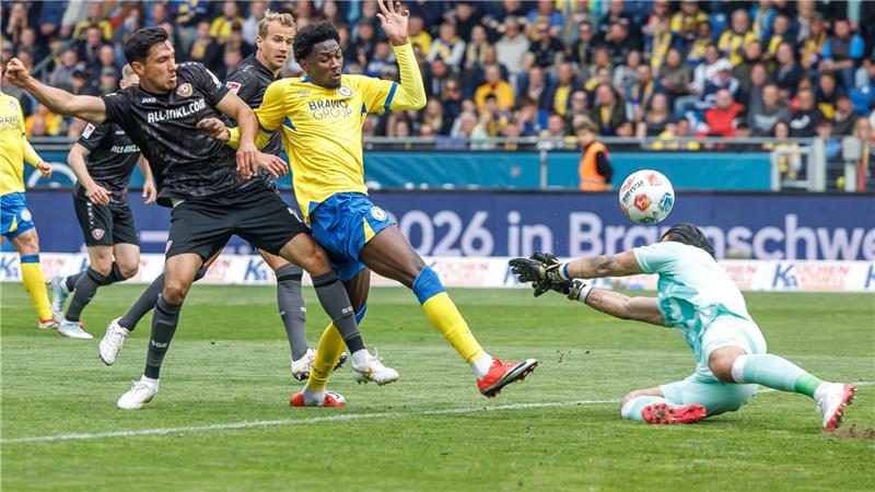 Heimsieg: Braunschweig verhindert vorzeitige Dynamo-Rettung Das Braunschweiger 2:0 durch Faride Alidou.