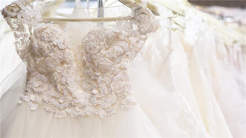 Das Brautkleid sollte nicht nur zum Figurtyp, sondern auch zum Rahmen der Hochzeit passen.