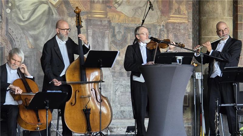 Das Bremer Kaffeehaus-Orchester sorgt für Stimmung in der Kaiserpfalz.
