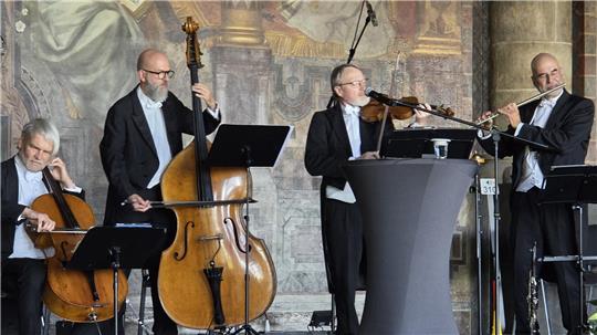Das Bremer Kaffeehaus-Orchester sorgt für Stimmung in der Kaiserpfalz.