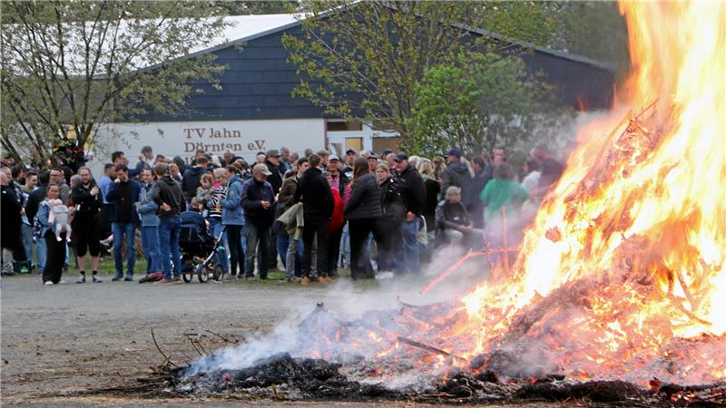 Das Brennmaterial in den Osterfeuern ist meist knochentrocken – das sorgt schnell für eine enorme Hitze und die Besucher halten Abstand, so wie hier in Dörnten.