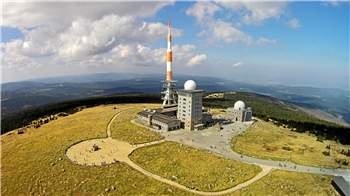 Blick auf den Brocken mit Sendemast und Brockenturm.