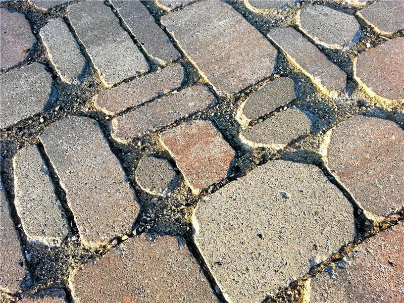 Was tut sich 2024 politisch in Altenau? Das Bröselpflaster in der Altenauer Innenstadt soll dieses Jahr endlich ausgetauscht werden. Archivfoto: Weiss