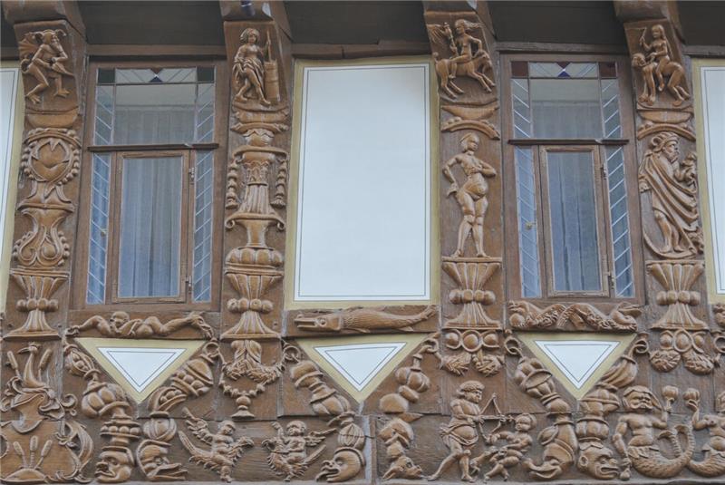 Das Goslarer Brusttuch: Vom Patrizierhaus zum Hotel Das Brusttuch beeindruckt durch seine kunstvollen Schnitzereien. Zu sehen sind unter anderem die Butterhanne (2. Knagge von links) und Saturn (rechter Ständer)