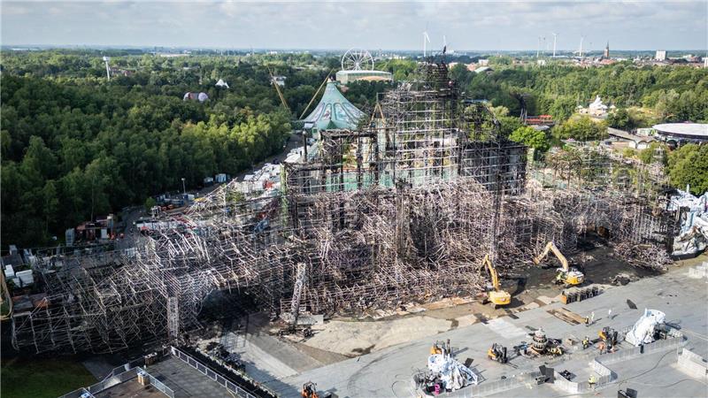 Tomorrowland-Festival startet trotz abgebrannter Hauptbühne Das Bühnenmaterial bestand laut einer Sprecherin der Feuerwehr zum großen Teil aus Holz.