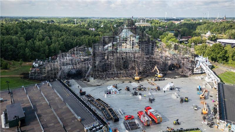 Tomorrowland startet nach Brand mit neuer Hauptbühne Das Bühnenmaterial bestand zu einem großen Teil aus Holz und konnte deshalb leicht brennen.