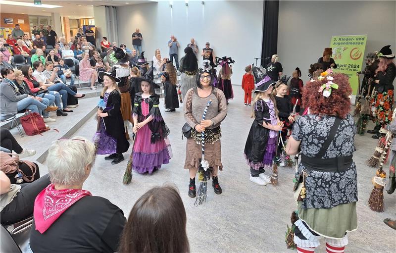 Langelsheim: Rund 1000 Besucher bei Kinder- und Jugendmesse Das Bühnenprogramm läuft parallel zur Messe. Hier zeigen Vereine ihre musikalischen wie tänzerischen Talente. So präsentiert sich auch die Minibrut aus Wolfshagen gerne dem Publikum. Fotos: Heinichen