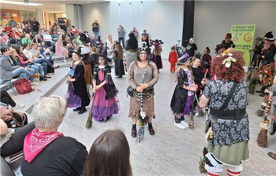Das Bühnenprogramm läuft parallel zur Messe. Hier zeigen Vereine ihre musikalischen wie tänzerischen Talente. So präsentiert sich auch die Minibrut aus Wolfshagen gerne dem Publikum.  Fotos: Heinichen