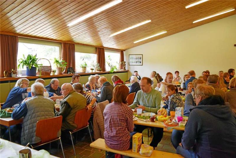 Das Bürgerfrühstück im Gemeindehaus lockt 100 Besucher an.  Foto: Breutel