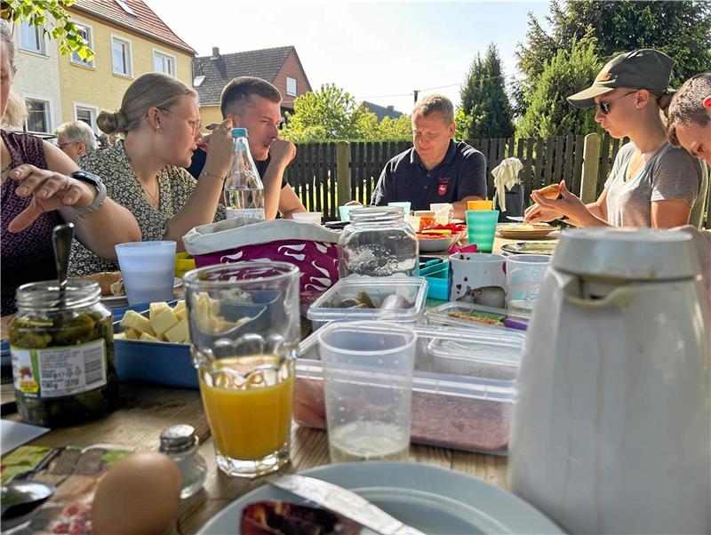 850 Jahre: Lengde frühstückt und feiert zum Geburtstag Das Bürgerfrühstück und die Maifeier kommen in Lengde prima an. So kann das Festgeschehen im Jubiläumsjahr weitergehen. Fotos: Hohaus