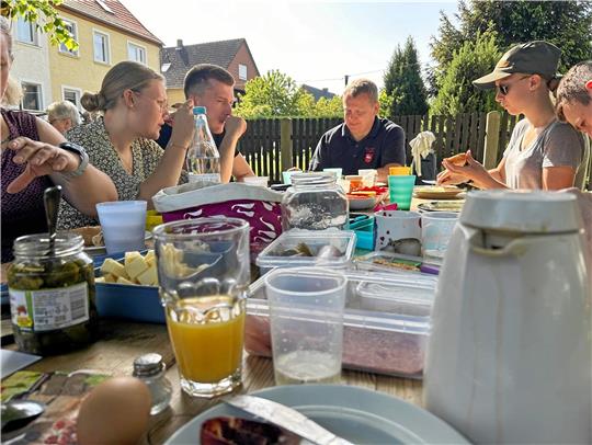 Das Bürgerfrühstück und die Maifeier kommen in Lengde prima an. So kann das Festgeschehen im Jubiläumsjahr weitergehen.  Fotos: Hohaus