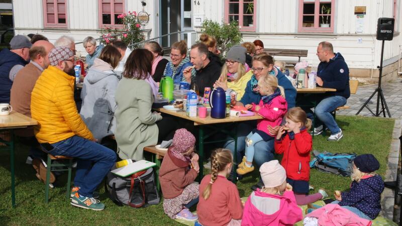 Frühstücksschmaus lockt 80 Gäste unter den Kirchturm Das Bürgerfrühstück vereinte die Generationen am Kaffeetisch.