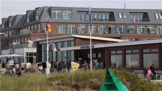 Das Büro des Bürgermeisters oder der Bürgermeisterin auf der Insel Wangerooge ist nah am Strand. 