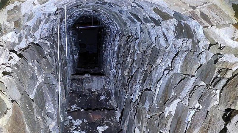 Das Bullauge, das einen Blick in den Stollen ermöglicht, weckt den Forschergeist von Hartmut Schulz. Er vermisst aber nach wie vor dort eine Lampe.