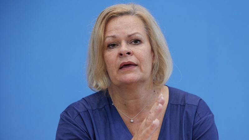Bundesweiter Warntag: Heute heulen Sirenen und Apps warnen Das Bundesamt für Bevölkerungsschutz und Katastrophenhilfe (BBK) ist dem Bundesinnenministerium unterstellt. Regelmäßige Stresstests für die Warnsysteme sind wichtig, sagt Bundesinnenministerin Nancy Faeser (SPD). (Archivbild)