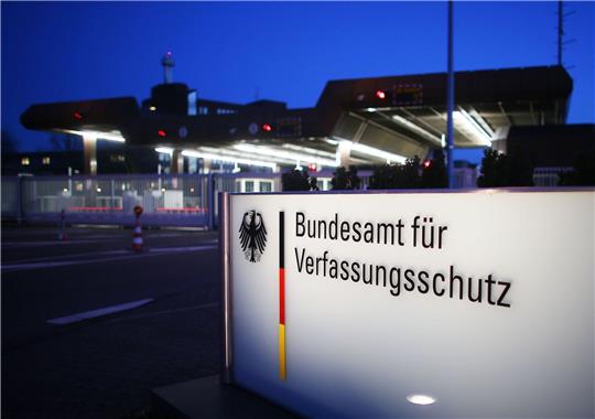 Das Bundesamt für Verfassungsschutz ist in Sorge: «In Deutschland soll das Vertrauen der Bevölkerung in Politik, Verwaltung, aber auch in die freien Medien untergraben werden.»