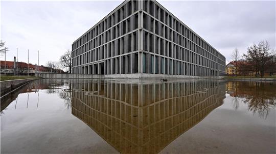 Das Bundesarbeitsgericht hat bereits in mehreren Grundsatzurteilen zum Tragen eines Kopftuchs am Arbeitsplatz entschieden. (Archivbild)