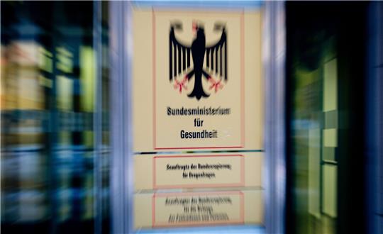 Das Bundesgesundheitsministerium muss sich bei der Auftragsvergabe für die Corona- Impfkampagne Kritik anhören.