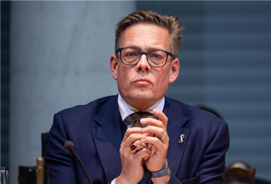Das Bundesinnenministerium müsse auch dienstrechtlich auf den Fall Maaßen einen genauen Blick werfen und gegebenenfalls entsprechende Konsequenzen ziehen, so Konstantin von Notz (Grüne).