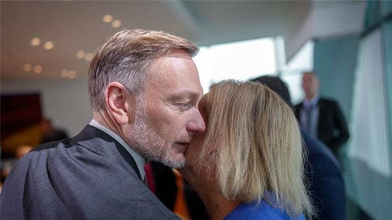 Kabinett beschließt deutschen Rahmen für EU-Asylreform Das Bundeskabinett hat in seiner Sitzung mehr als zwei Dutzend Gesetzentwürfe beschlossen.