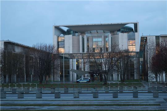 Das Bundeskanzleramt: Hier soll ein bogenförmiger Neubau aus Sandstein mit etwa 400 Büros für rund 777 Millionen Euro entstehen.