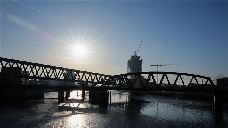 Das Bundeskartellamt hat der Gründung eines Gemeinschaftsunternehmens zugestimmt, an dem neben Roßmann der Hamburger Immobilienentwickler Dieter Becken, der Milliardär Klaus-Michael Kühne, die Signal Iduna Versicherung sowie das Bauunternehmen Adolf Lupp beteiligt sind. 