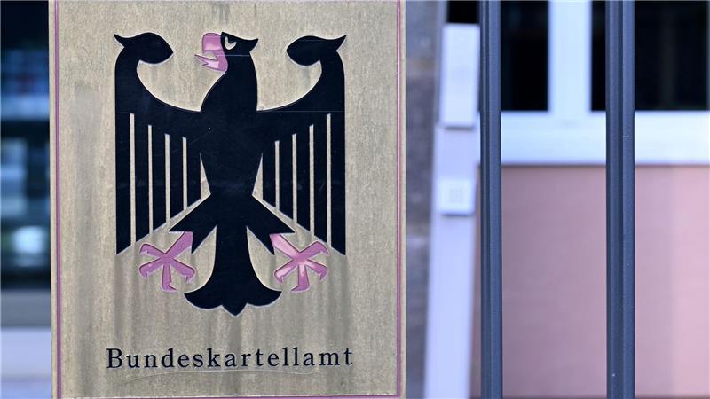 Teurer Osten, billiger Westen: Tankpreise unterscheiden sich Das Bundeskartellamt hat die Preisänderungen der rund 15.000 Tankstellen in Deutschland im Blick. (Archivbild)