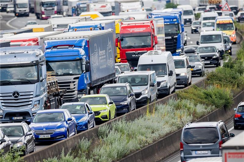 ADAC: Wieder deutlich mehr Staus Das Bundesland mit den meisten Staus war wie in den Vorjahren Nordrhein-Westfalen mit knapp 34 Prozent - wie hier auf der A3 im Autobahndreieck Köln-Heumar.