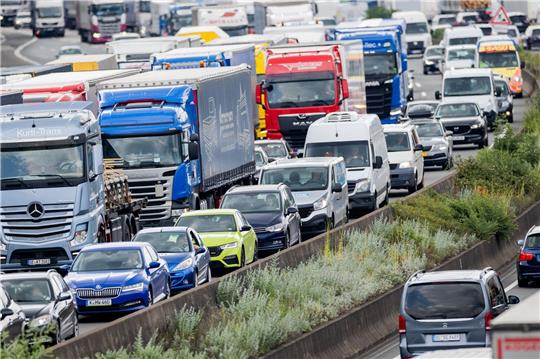 Das Bundesland mit den meisten Staus war wie in den Vorjahren Nordrhein-Westfalen mit knapp 34 Prozent - wie hier auf der A3 im Autobahndreieck Köln-Heumar.