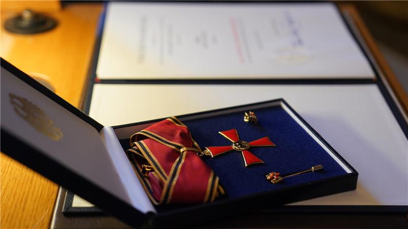 Das  Bundesverdienstkreuz liegt in einer Schatulle