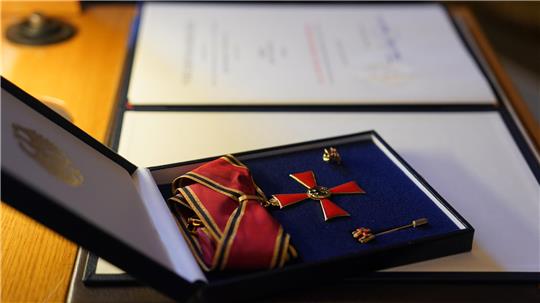 Das  Bundesverdienstkreuz liegt in einer Schatulle